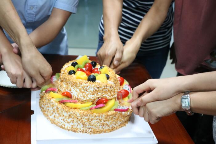 KB88凯时官网登录触摸屏厂家7月为员工们举行生日会